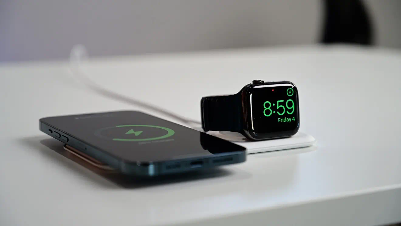 شارژر اپل و ساعت هوشمند